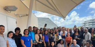 Grupo di studiante di UoC ku bishita interesante na MCB