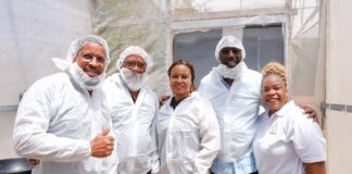 Minister Pisas ta bishitá diferente agrikultor i kriado di bestia