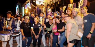 Dedicando atencion na Asambeho: Aruba Tourism Authority (A.T.A.) a honra Massive Brass Band durante Lighting Parade