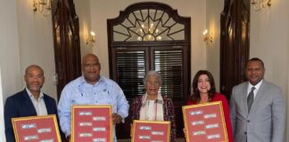 Gouverneur ontvangt postzegel ‘Nieuwe munten Caribische Gulden’