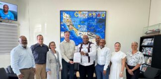 Minister Cooper a entregá pèrmit di konstrukshon pa Eco-resort di nivel haltu “Tera Adora” na Cas Abou