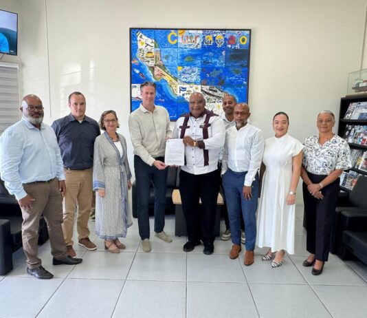 Minister Cooper a entregá pèrmit di konstrukshon pa Eco-resort di nivel haltu “Tera Adora” na Cas Abou