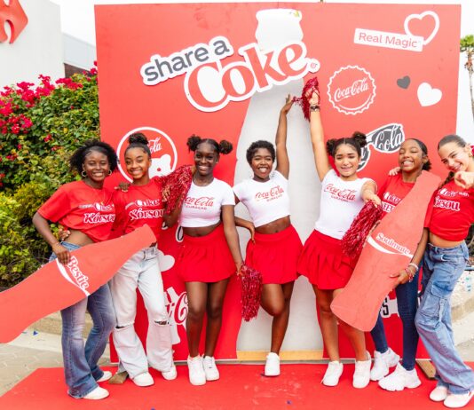 Coca-Cola ta trese e kampaña ikóniko ‘Share a Coke’ na Kòrsou i Bonèiru
